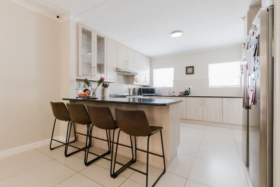 4 Bedroom Property for Sale in Sunningdale Western Cape